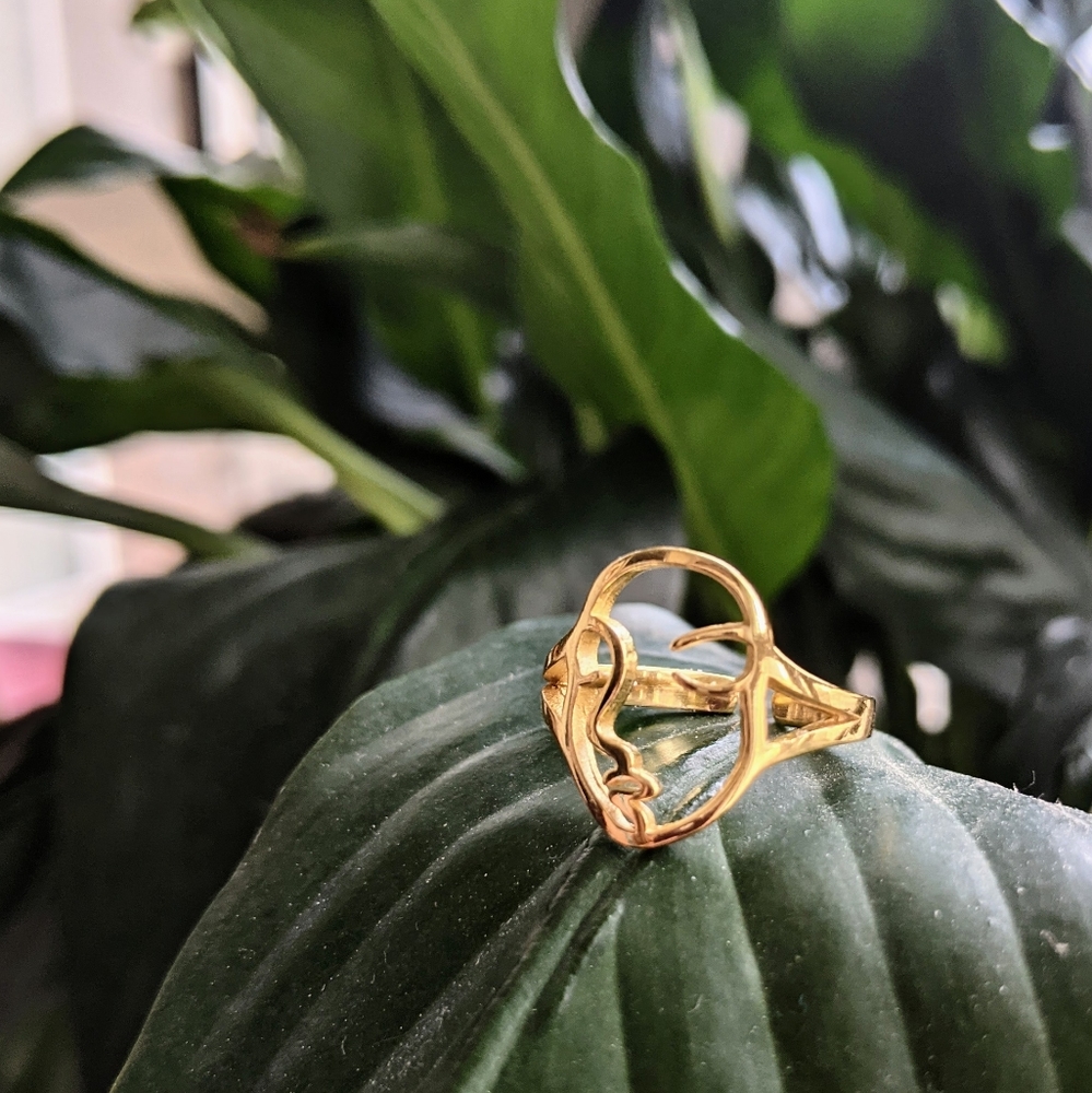 Gold abstract face ring